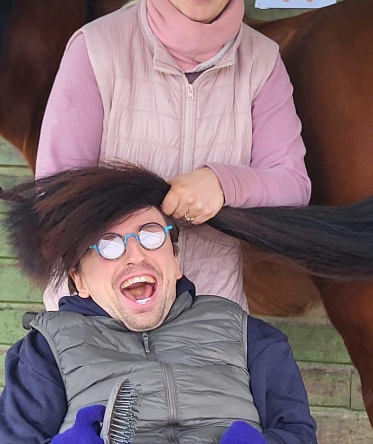 Une rampe d'accès adaptée et un poney dédié au parasport équestre